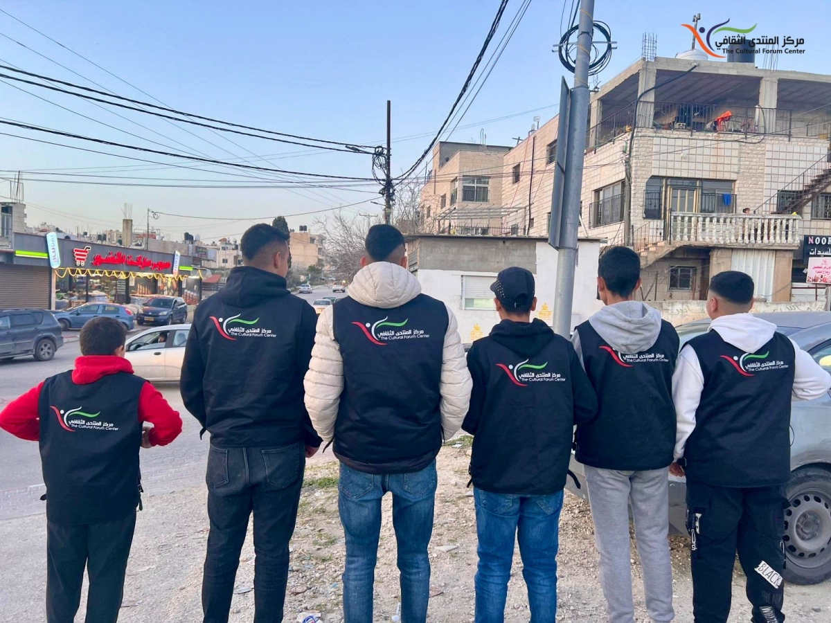 نفذت دائرة الشباب واليافعين في مركز المنتدى الثقافي مبادرتها الرمضانية من خلال توزيع الماء والتمر على السائقين والمواطنين المتأخرين عن الوصول إلى منازلهم قبيل أذان المغرب، وذلك عند دوار أبو خضير في بلدة بدو شمال غرب القدس.