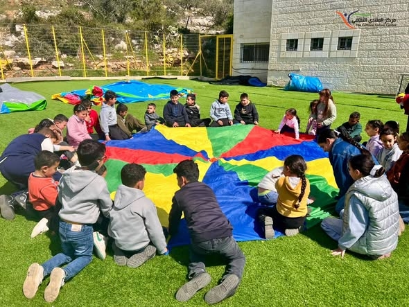 مركز المنتدى الثقافي بالشراكة مع مؤسسة الرؤيا الفلسطينية ينفذان أنشطة تفريغ نفسي للأطفال